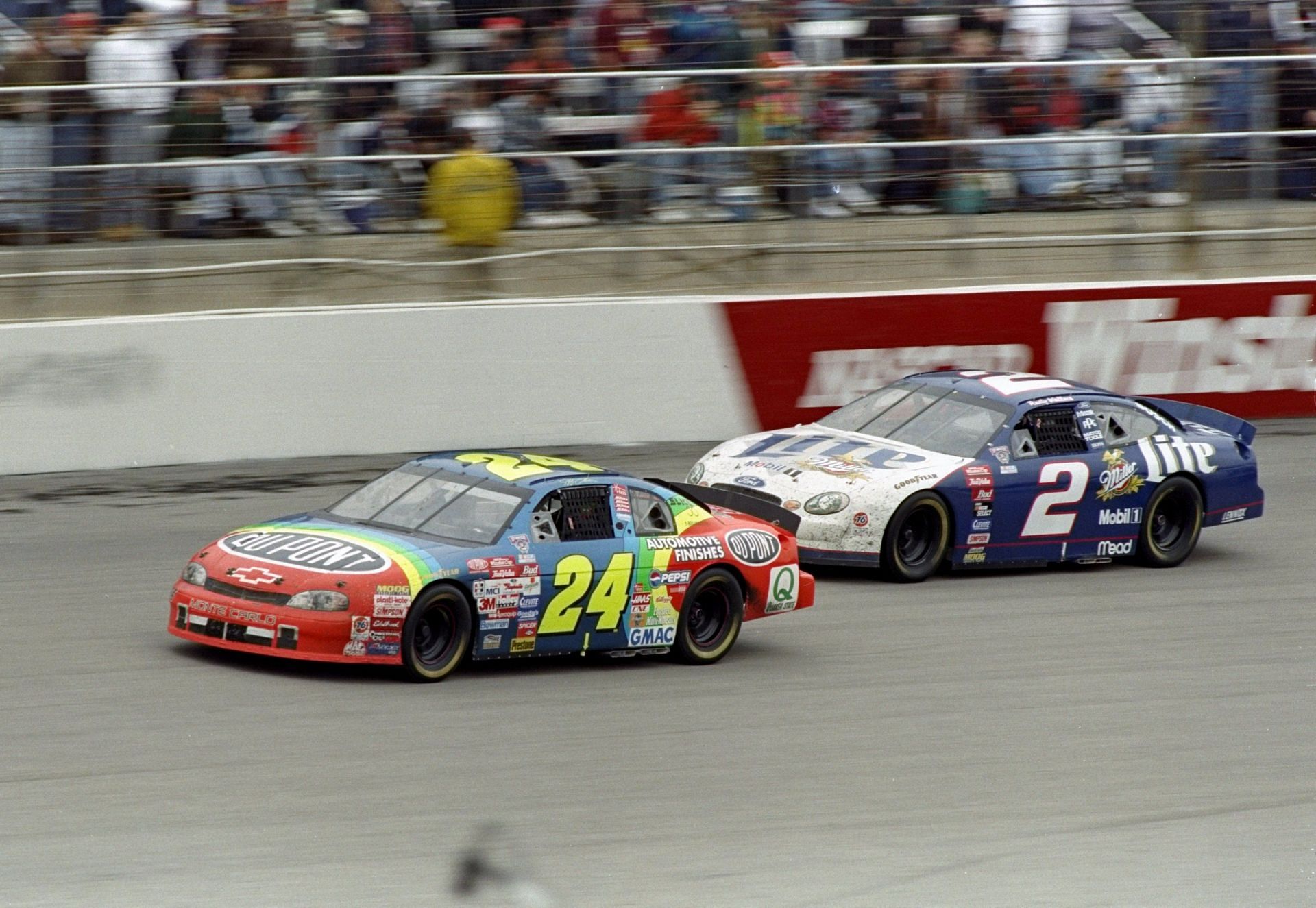 Jeff Gordon driving the #24 Chevrolet at Rockingham Speedway in 1998 - Source: Getty